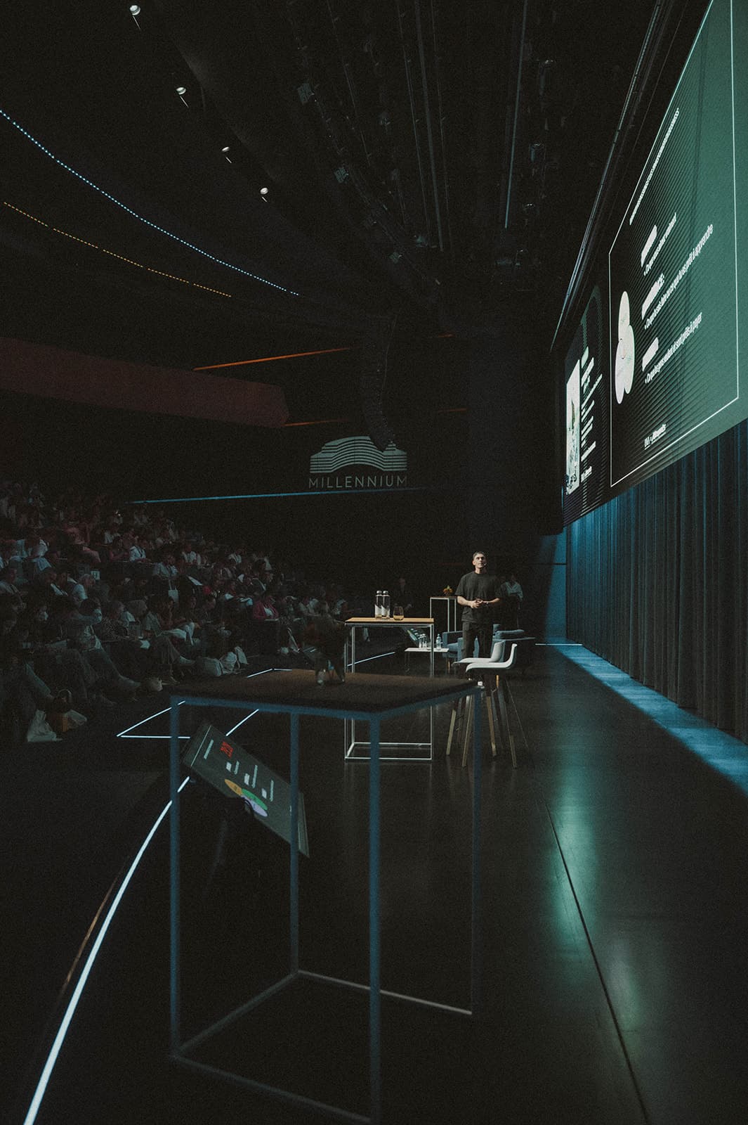 La salle de conférence et l'écran de la présentation
